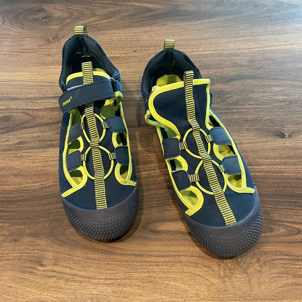 Everest youth size 6 water shoes. Navy/yellow.  Rubber toe, soft sole. Like new.